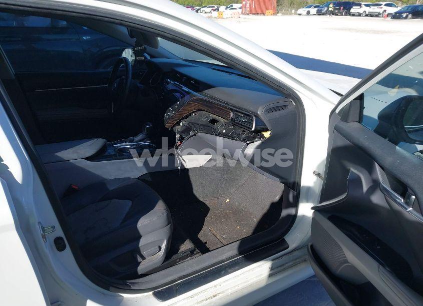 Photo 5 of 2020 Toyota Camry XLE (VIN 4T1F11AKXLU337586)