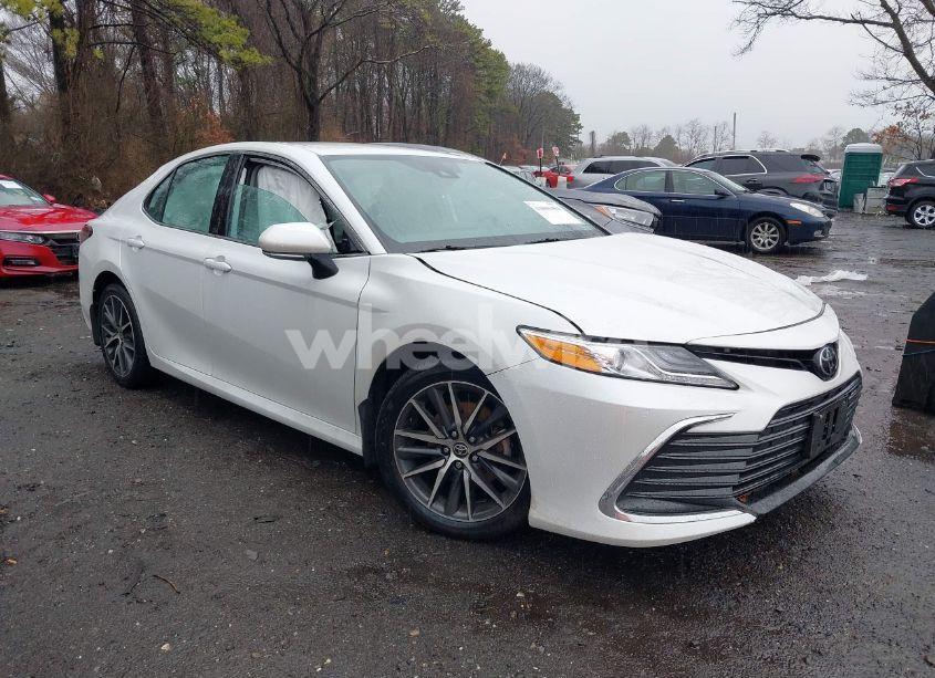 2021 Toyota Camry XLE AWD (VIN 4T1F11BK3MU037047) main photo