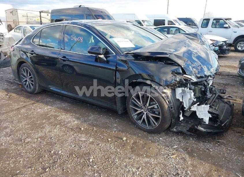 2024 Toyota Camry XLE (VIN 4T1F11BK9RU110168) main photo