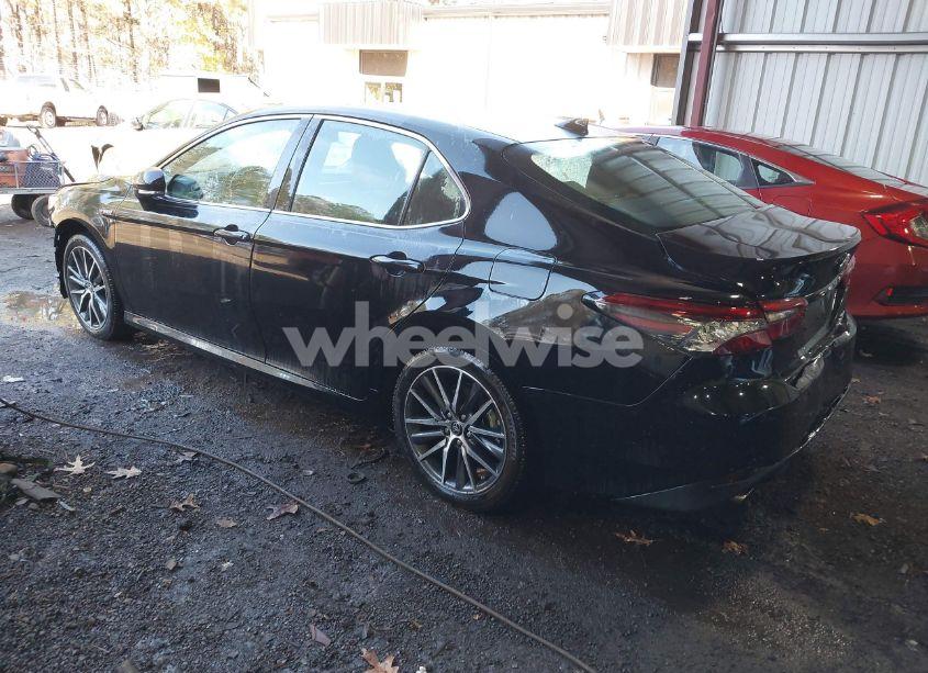 Photo 3 of 2021 Toyota Camry XLE (VIN 4T1F31AK3MU567319)
