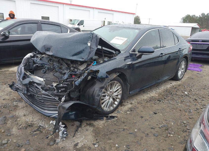 Photo 2 of 2020 Toyota Camry XLE HYBRID (VIN 4T1F31AK4LU530956)