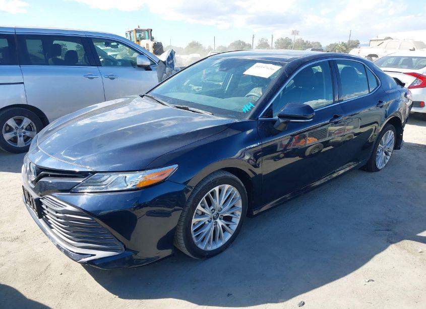 Photo 2 of 2020 Toyota Camry XLE HYBRID (VIN 4T1F31AK4LU531363)