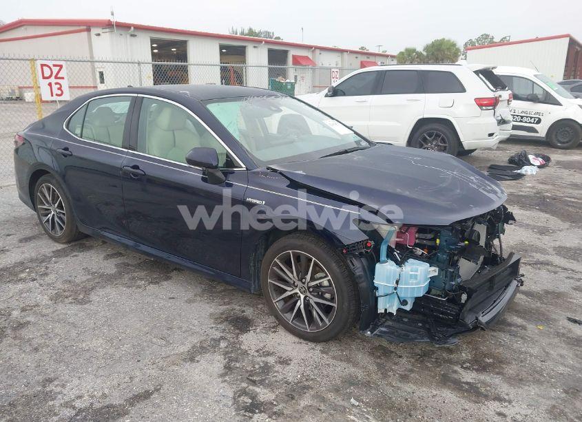 2021 Toyota Camry XLE HYBRID (VIN 4T1F31AK5MU025719) main photo