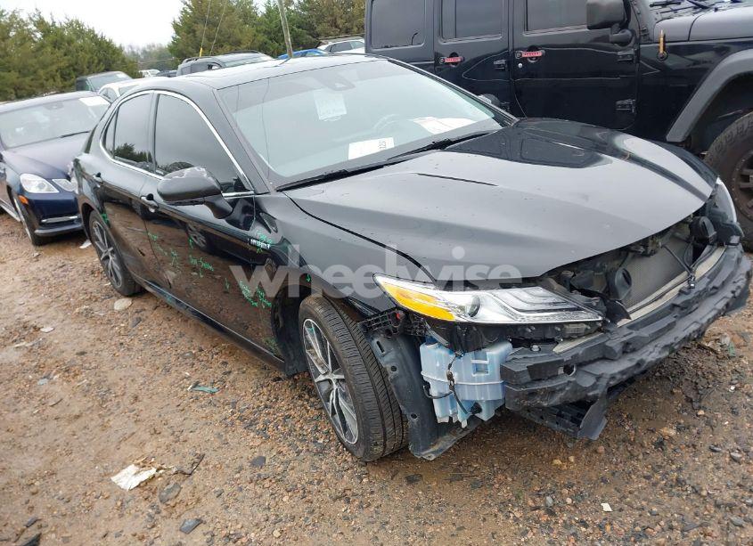 2021 Toyota Camry XLE (VIN 4T1F31AK5MU557536) main photo
