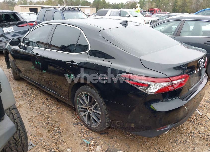 Photo 3 of 2021 Toyota Camry XLE (VIN 4T1F31AK5MU557536)