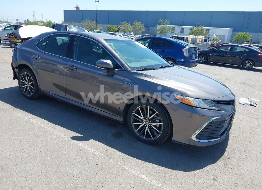 2021 Toyota Camry XLE HYBRID (VIN 4T1F31AK9MU560049) main photo