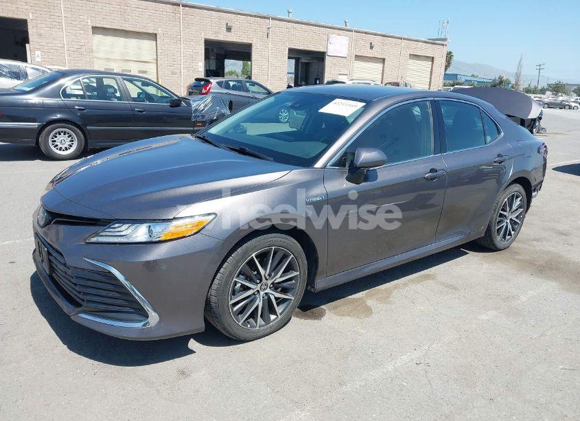 Photo 2 of 2021 Toyota Camry XLE HYBRID (VIN 4T1F31AK9MU560049)