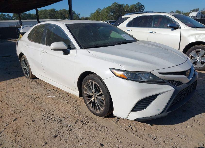 2020 Toyota Camry SE (VIN 4T1G11AK0LU304830) main photo