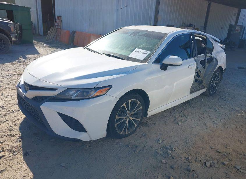 Photo 2 of 2020 Toyota Camry SE (VIN 4T1G11AK0LU304830)
