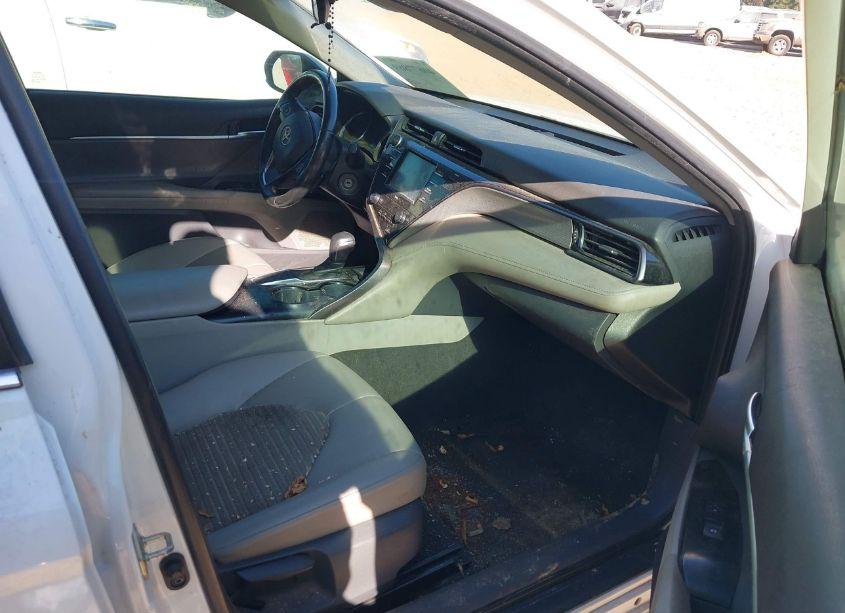 Photo 5 of 2020 Toyota Camry SE (VIN 4T1G11AK0LU304830)