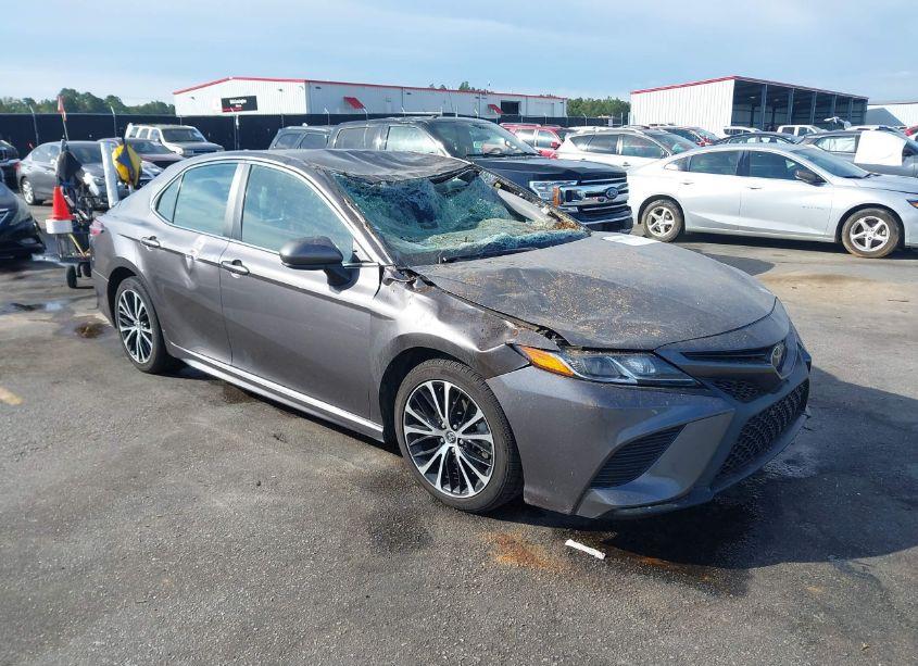 2020 Toyota Camry SE (VIN 4T1G11AK0LU306402) main photo