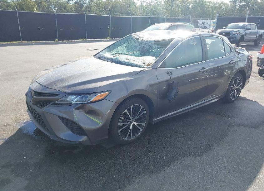 Photo 2 of 2020 Toyota Camry SE (VIN 4T1G11AK0LU306402)
