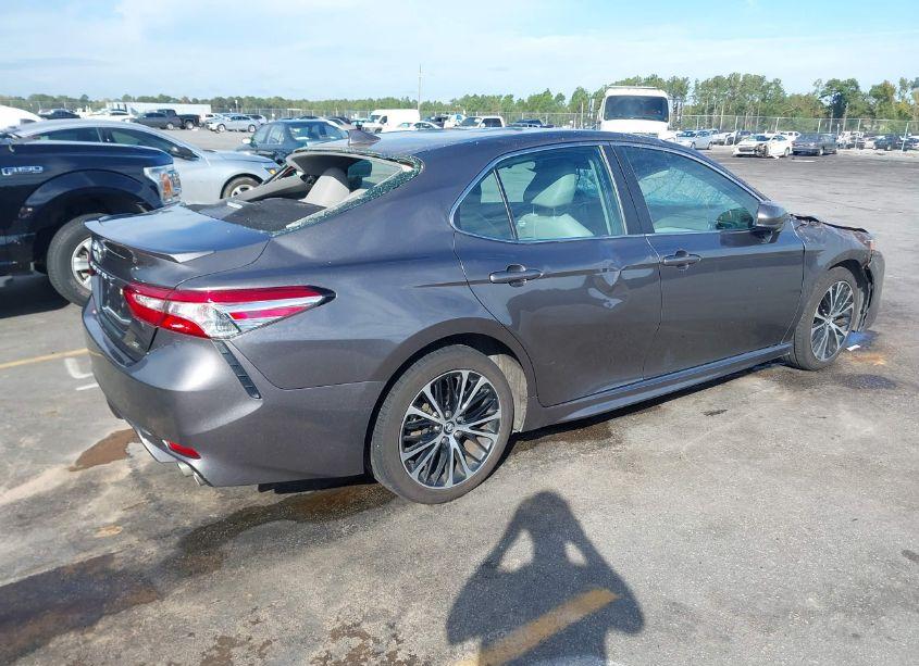 Photo 4 of 2020 Toyota Camry SE (VIN 4T1G11AK0LU306402)