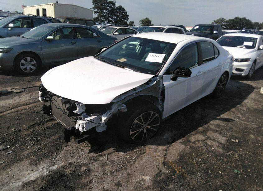 Photo 2 of 2020 Toyota Camry SE (VIN 4T1G11AK0LU327458)