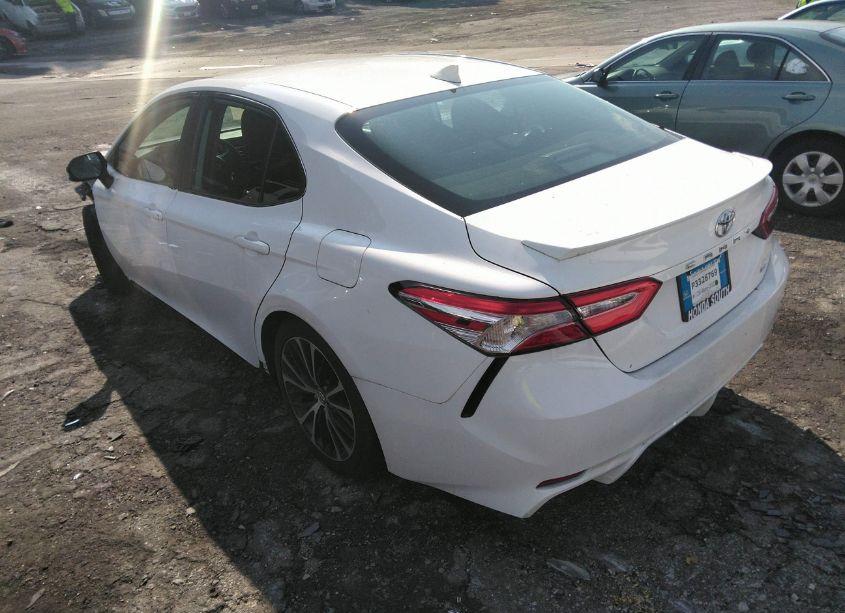 Photo 3 of 2020 Toyota Camry SE (VIN 4T1G11AK0LU327458)