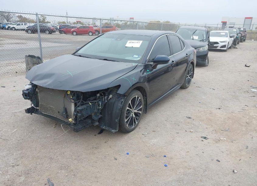 Photo 2 of 2020 Toyota Camry SE (VIN 4T1G11AK0LU331266)