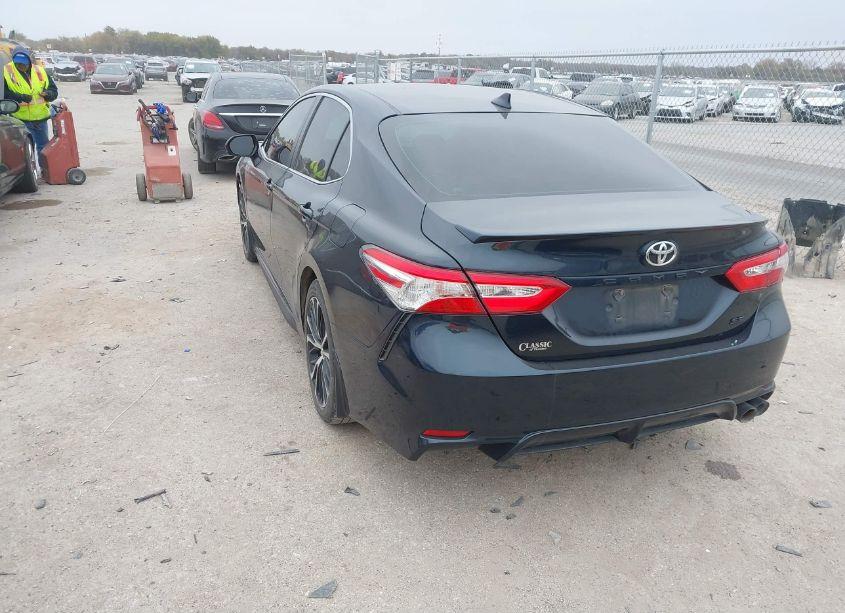 Photo 3 of 2020 Toyota Camry SE (VIN 4T1G11AK0LU331266)
