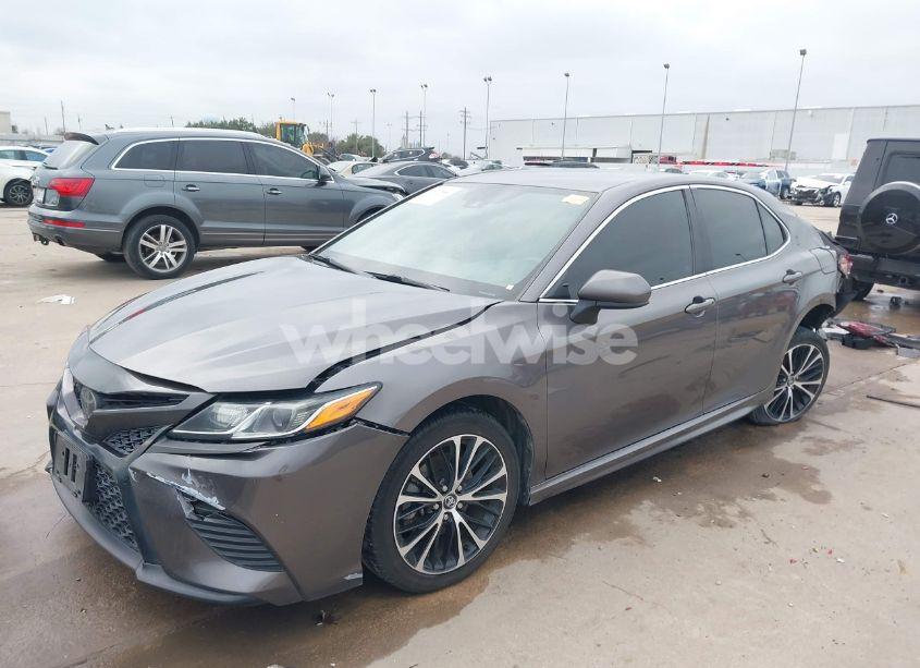 Photo 2 of 2020 Toyota Camry SE (VIN 4T1G11AK0LU333003)