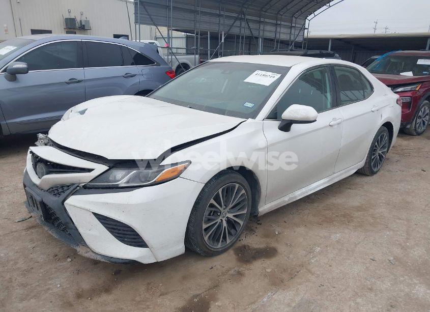 Photo 2 of 2020 Toyota Camry SE (VIN 4T1G11AK0LU357527)
