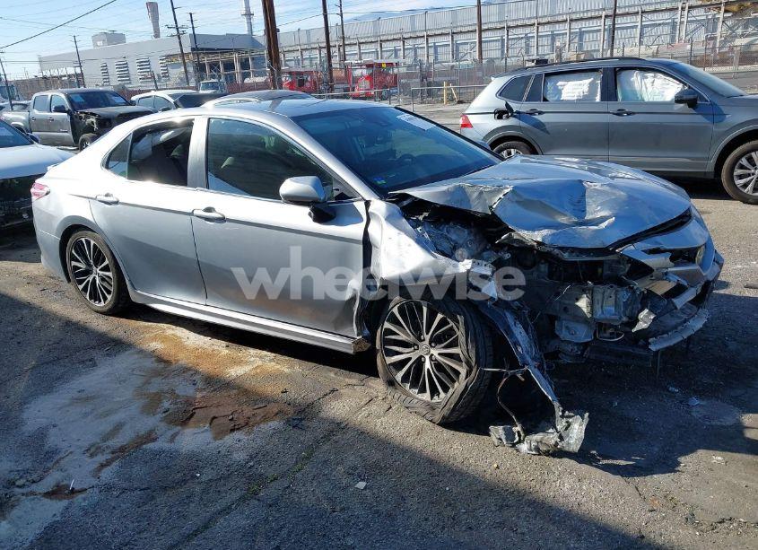 2020 Toyota Camry SE (VIN 4T1G11AK0LU365532) main photo