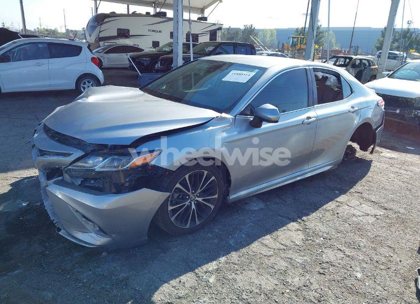 Photo 2 of 2020 Toyota Camry SE (VIN 4T1G11AK0LU365532)