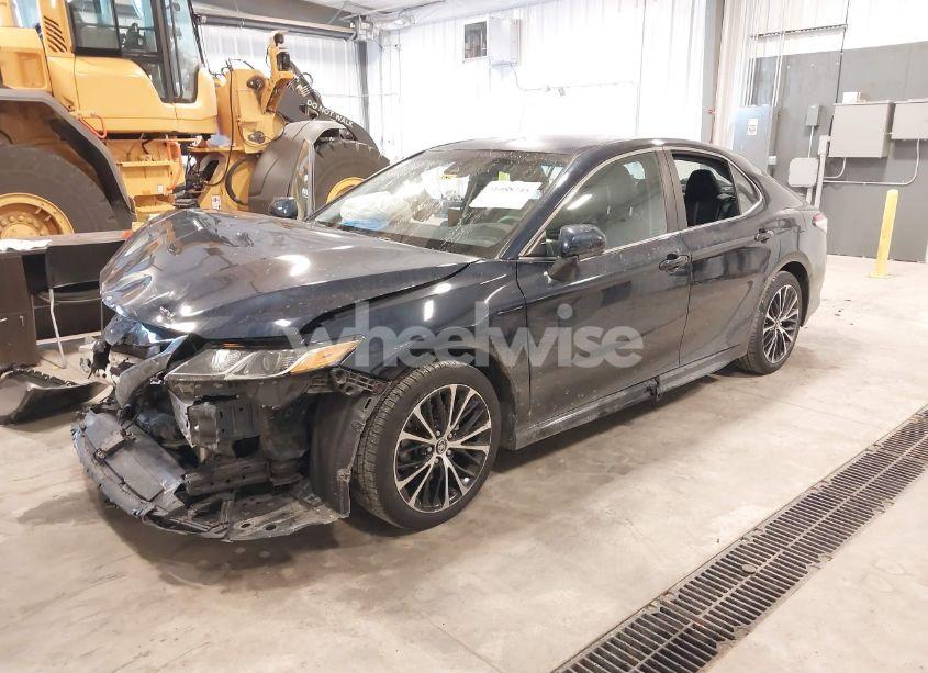 Photo 2 of 2020 Toyota Camry SE (VIN 4T1G11AK0LU890932)