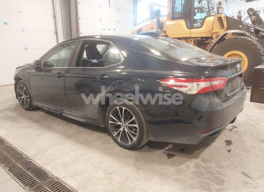 Photo 3 of 2020 Toyota Camry SE (VIN 4T1G11AK0LU890932)