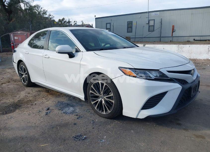 2020 Toyota Camry SE (VIN 4T1G11AK0LU893992) main photo
