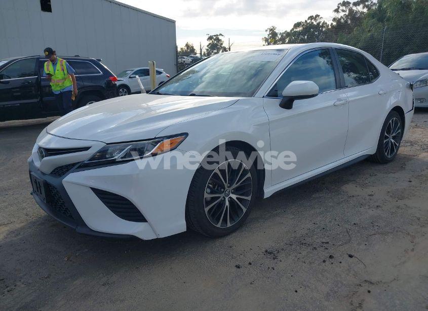 Photo 2 of 2020 Toyota Camry SE (VIN 4T1G11AK0LU893992)