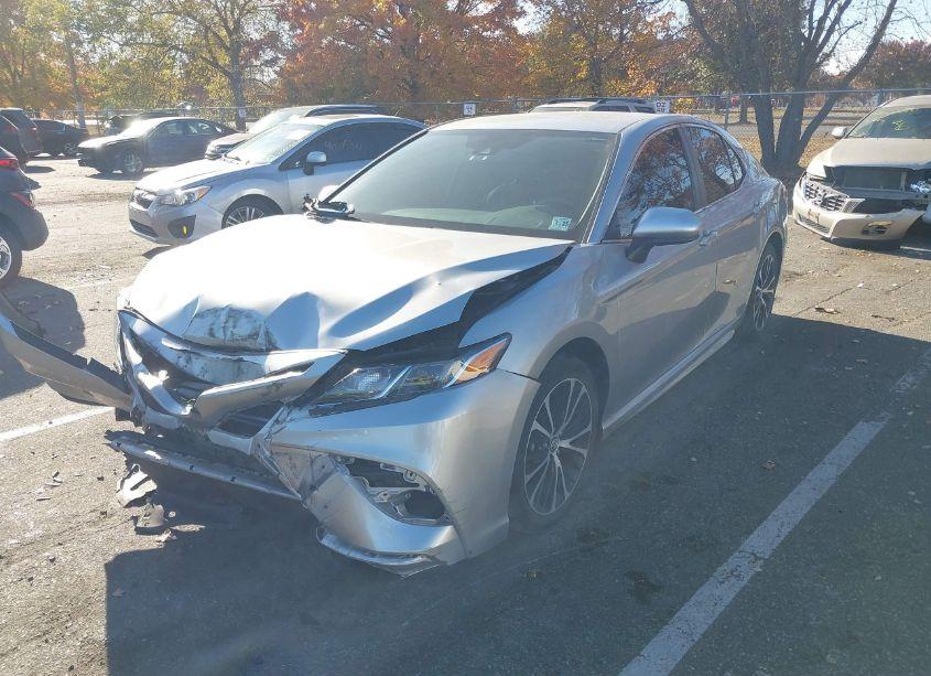 Photo 2 of 2020 Toyota Camry SE (VIN 4T1G11AK0LU902061)