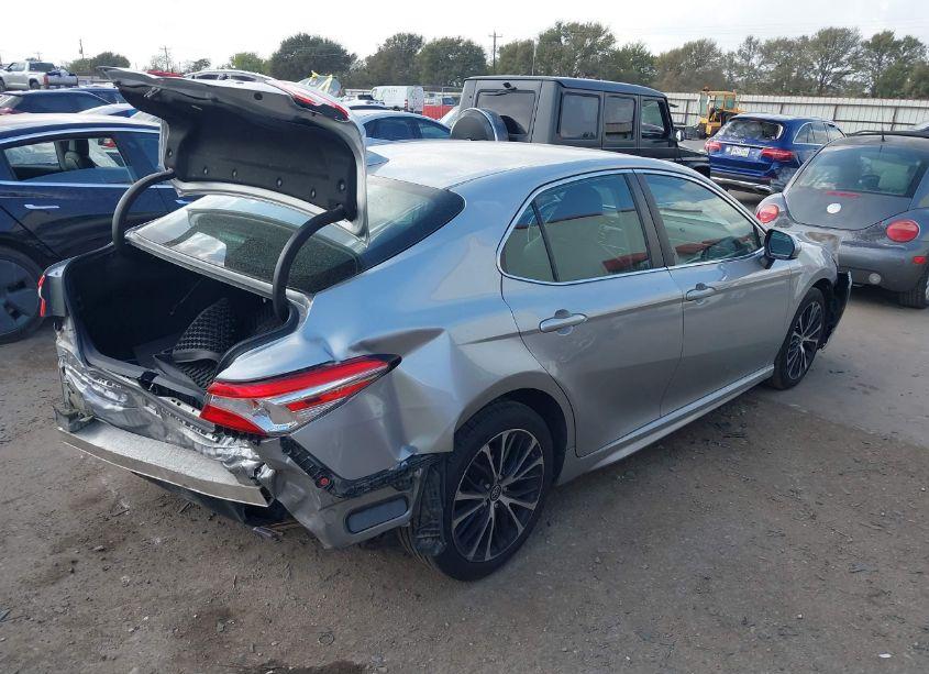 Photo 4 of 2020 Toyota Camry SE (VIN 4T1G11AK0LU929616)