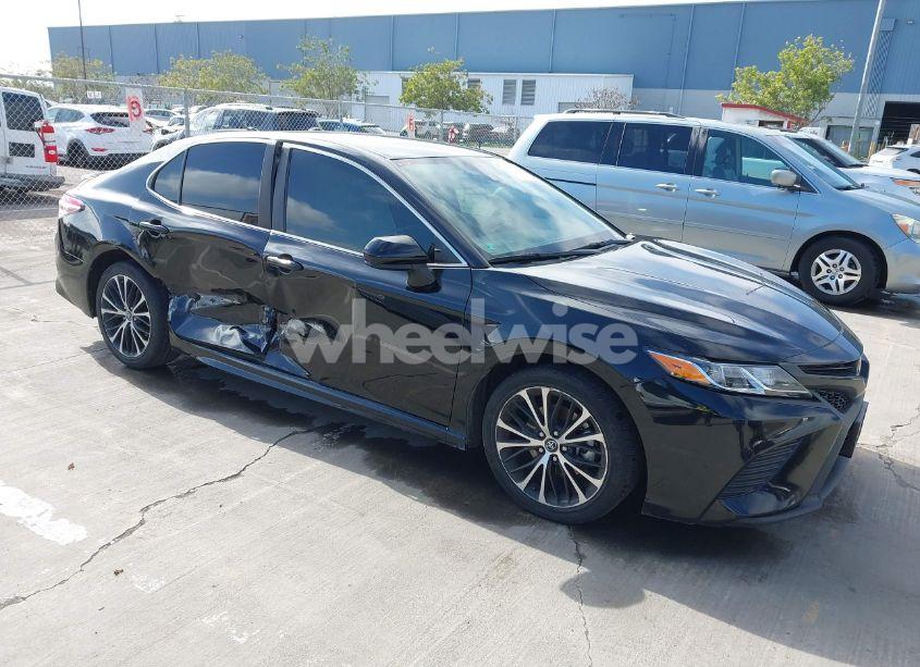 2020 Toyota Camry SE (VIN 4T1G11AK0LU930913) main photo