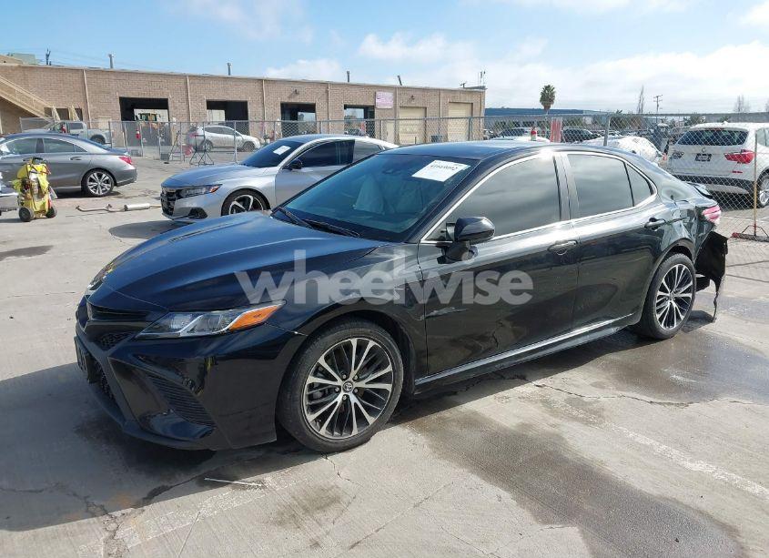 Photo 2 of 2020 Toyota Camry SE (VIN 4T1G11AK0LU930913)