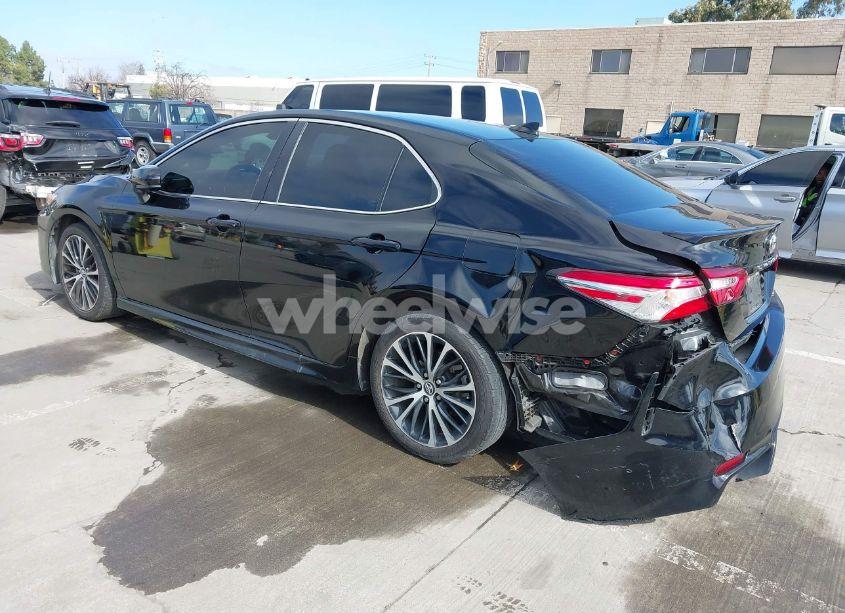 Photo 3 of 2020 Toyota Camry SE (VIN 4T1G11AK0LU930913)