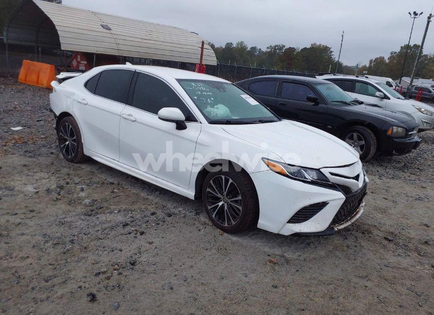 2020 Toyota Camry SE (VIN 4T1G11AK0LU955486) main photo