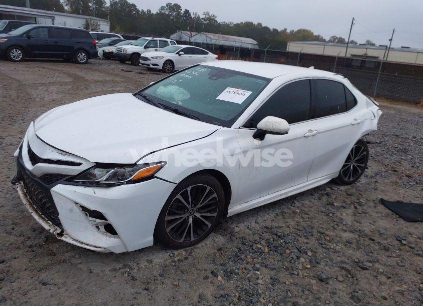 Photo 2 of 2020 Toyota Camry SE (VIN 4T1G11AK0LU955486)