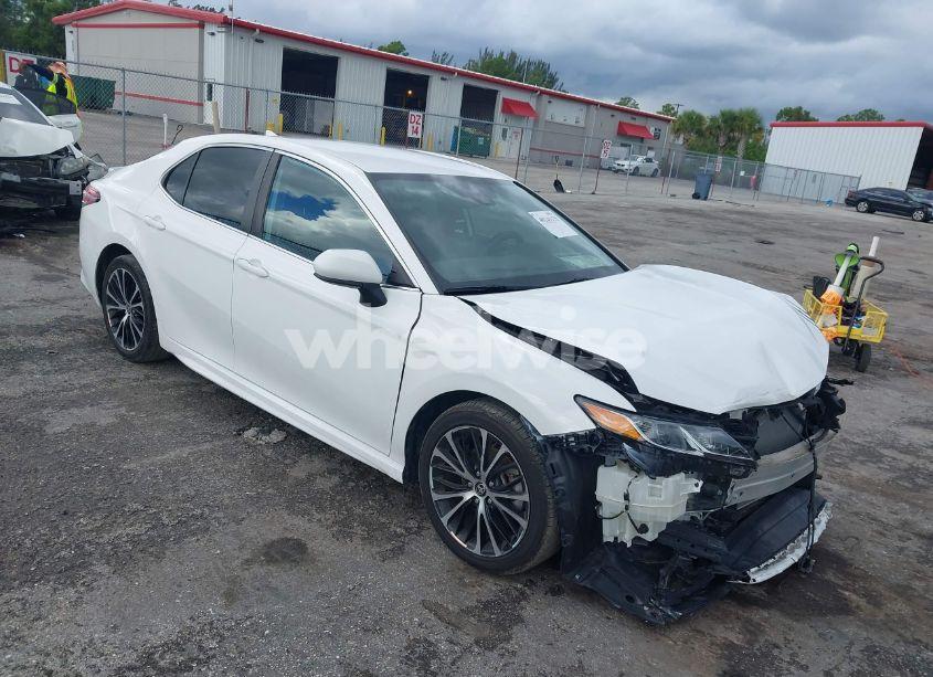2020 Toyota Camry SE (VIN 4T1G11AK0LU978850) main photo