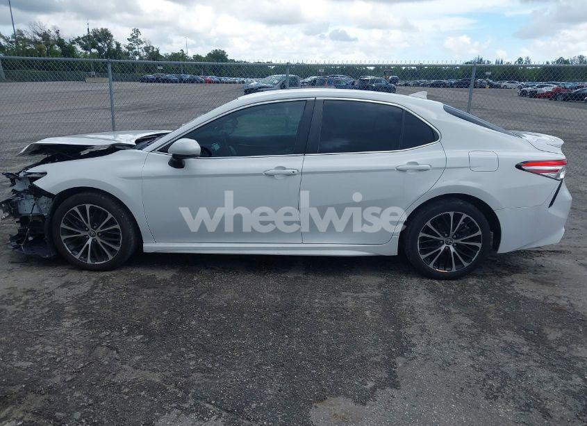 Photo 14 of 2020 Toyota Camry SE (VIN 4T1G11AK0LU978850)