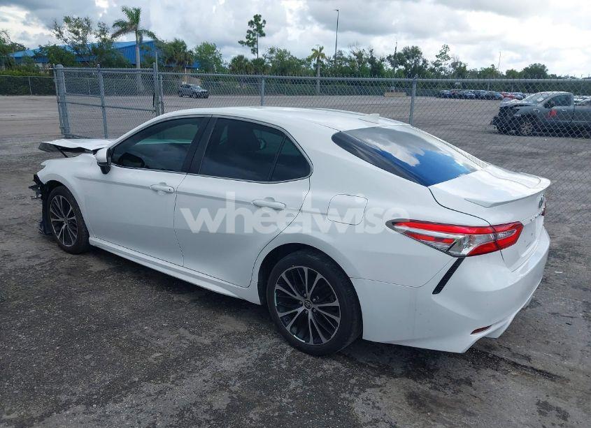 Photo 3 of 2020 Toyota Camry SE (VIN 4T1G11AK0LU978850)