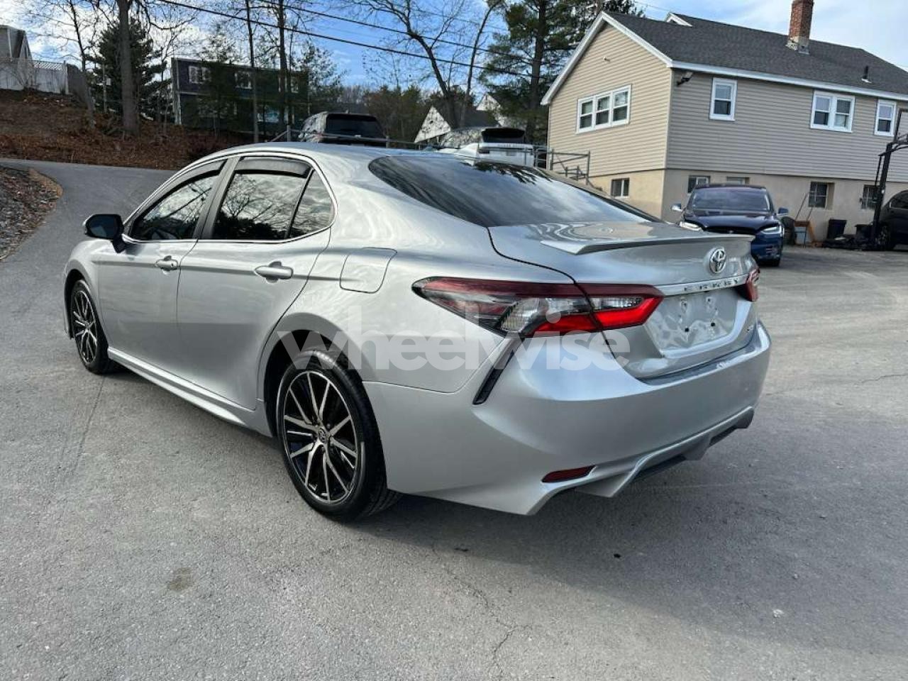 Photo 2 of 2021 TOYOTA CAMRY SE (VIN 4T1G11AK0MU413516)