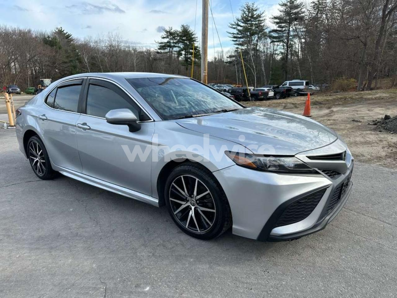 Photo 4 of 2021 TOYOTA CAMRY SE (VIN 4T1G11AK0MU413516)