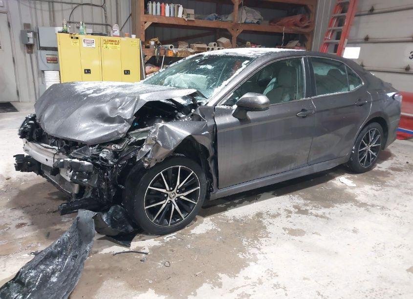 Photo 2 of 2021 Toyota Camry SE (VIN 4T1G11AK0MU414701)