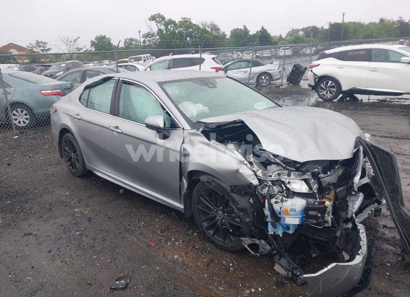 2021 Toyota Camry SE (VIN 4T1G11AK0MU425990) main photo