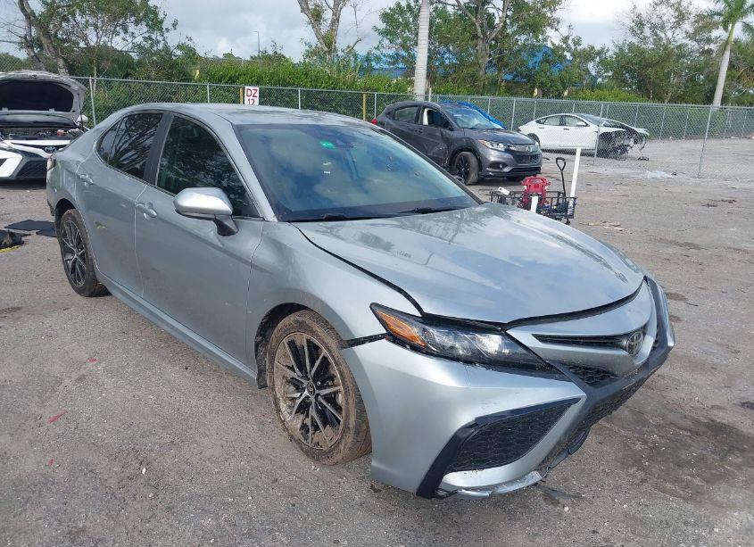 2021 Toyota Camry SE (VIN 4T1G11AK0MU475627) main photo
