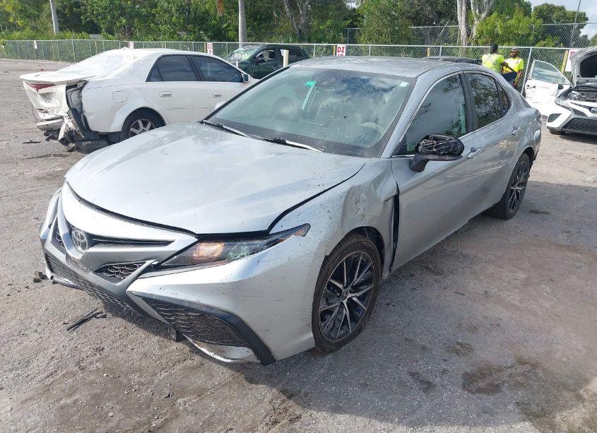 Photo 2 of 2021 Toyota Camry SE (VIN 4T1G11AK0MU475627)