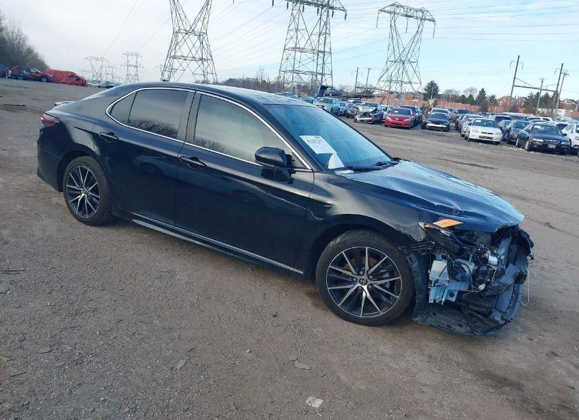 2021 Toyota Camry SE (VIN 4T1G11AK0MU582421) main photo