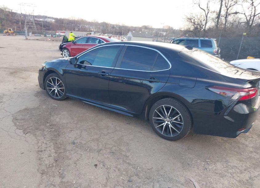 Photo 3 of 2021 Toyota Camry SE (VIN 4T1G11AK0MU582421)