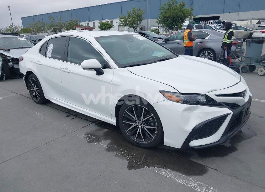 2022 Toyota Camry SE (VIN 4T1G11AK0NU715065) main photo