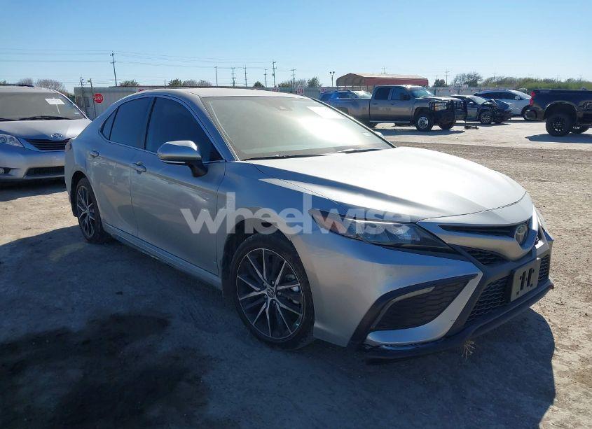 2024 Toyota Camry SE (VIN 4T1G11AK0RU192622) main photo