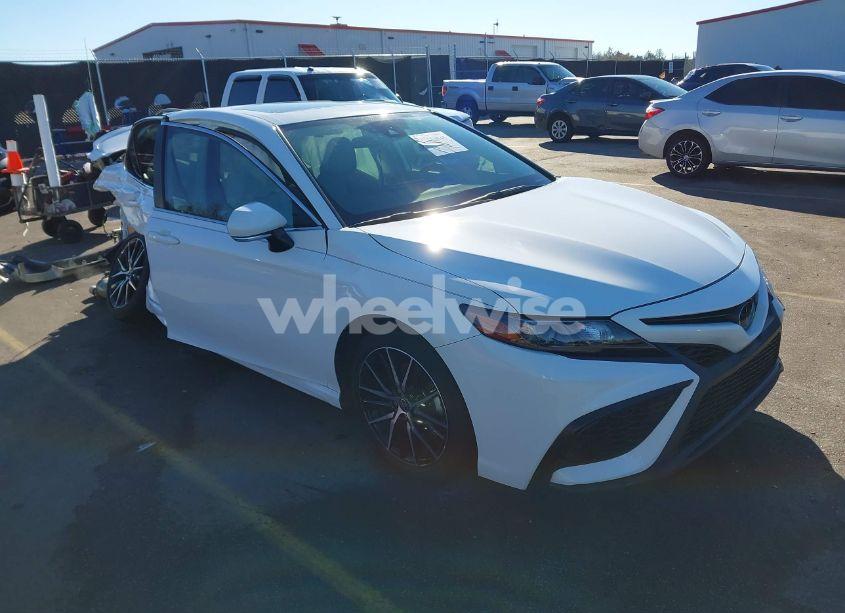 2024 Toyota Camry SE (VIN 4T1G11AK0RU228986) main photo